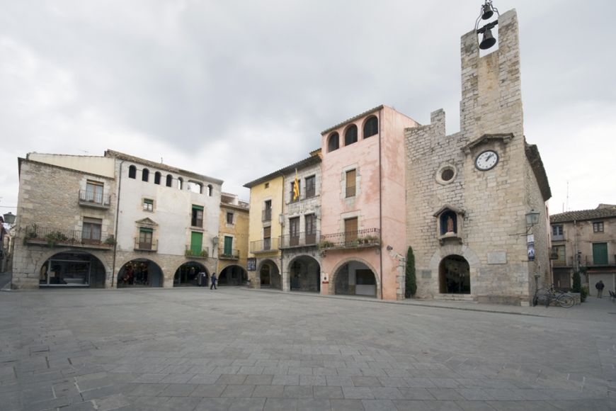 Plaça de la Vila de Torroella de Montgrí Plaça de la Vila de Torroella de Montgrí