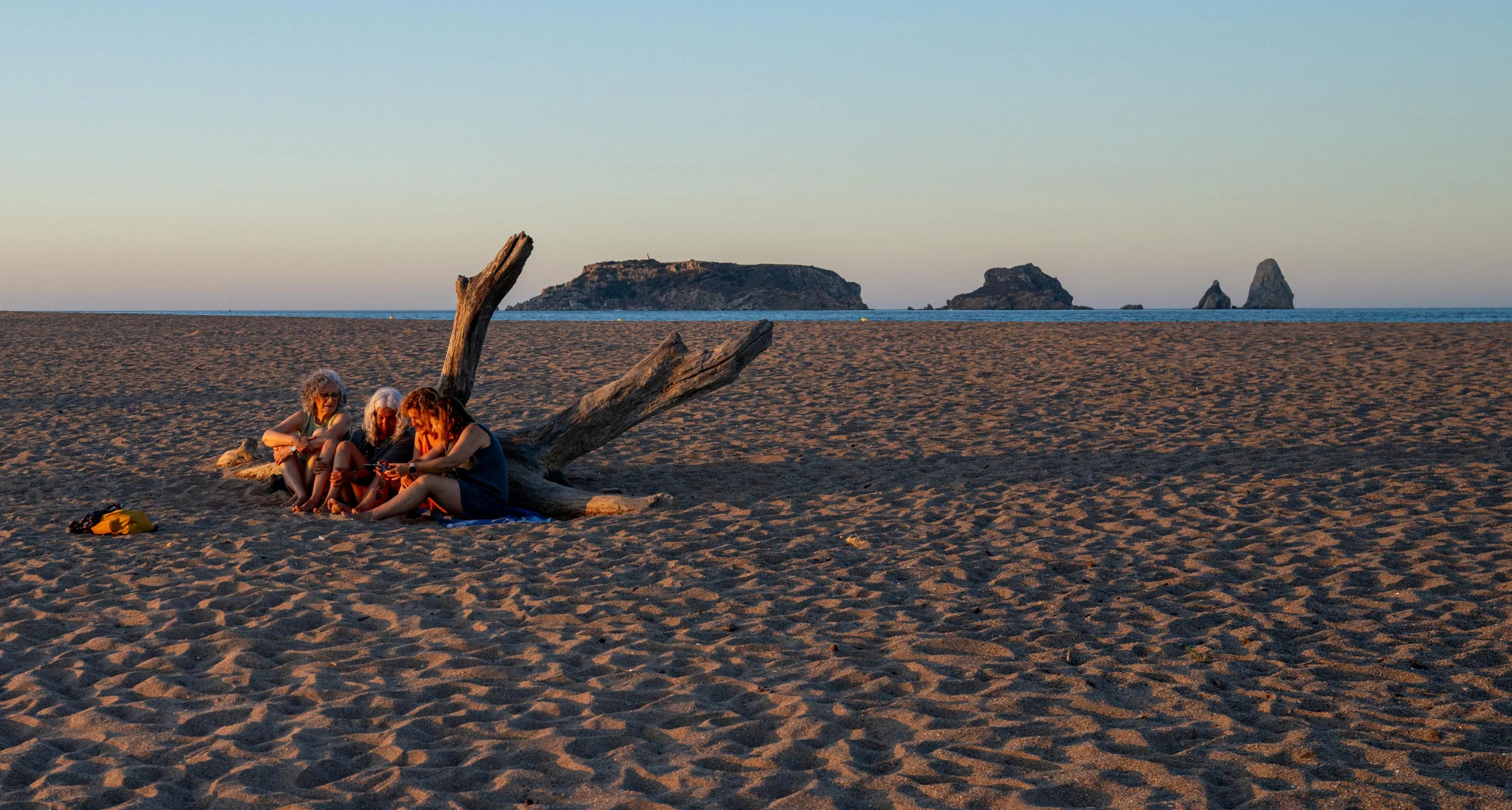 De relax a la Gola del Ter amb les Illes Medes de fons | © Ajuntament de Torroella de Montgrí