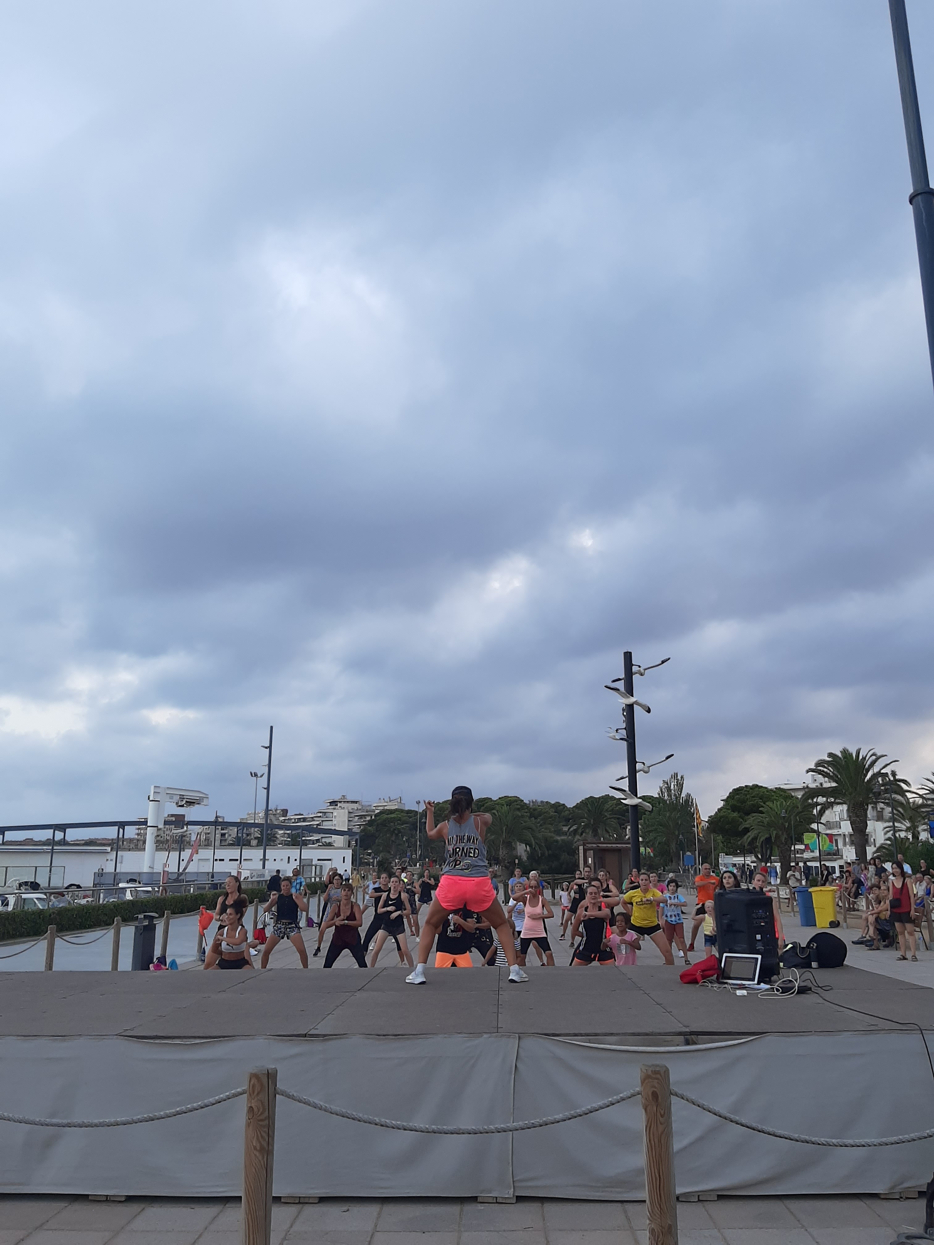Classe de Zumba a la plaça de la Llevantina