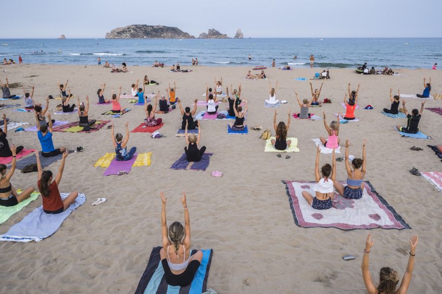 Un grup de persones practiquen ioga a la platja de l'Estartit Un grup de persones practiquen ioga a la platja de l'Estartit