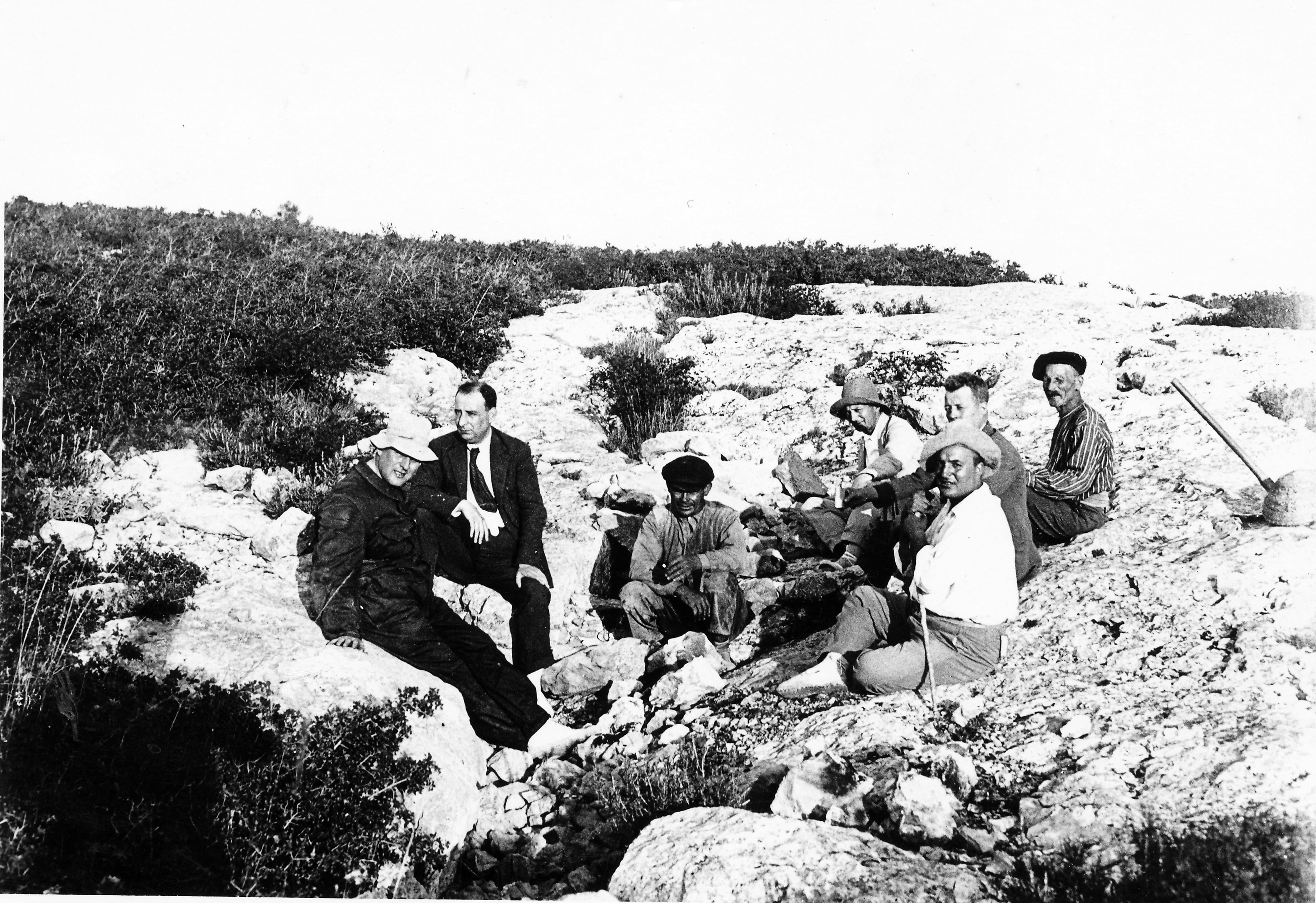 Una Excursió al Montgrí (Cau dels Ossos). S'hi poden veure els historiadors Pere Bosch Gimpera (el primer de l'esquerra, amb barret) i Lluís Pericot. Dia: 29/08/1925 | © Centre de Documentació del Museu de la Mediterrània