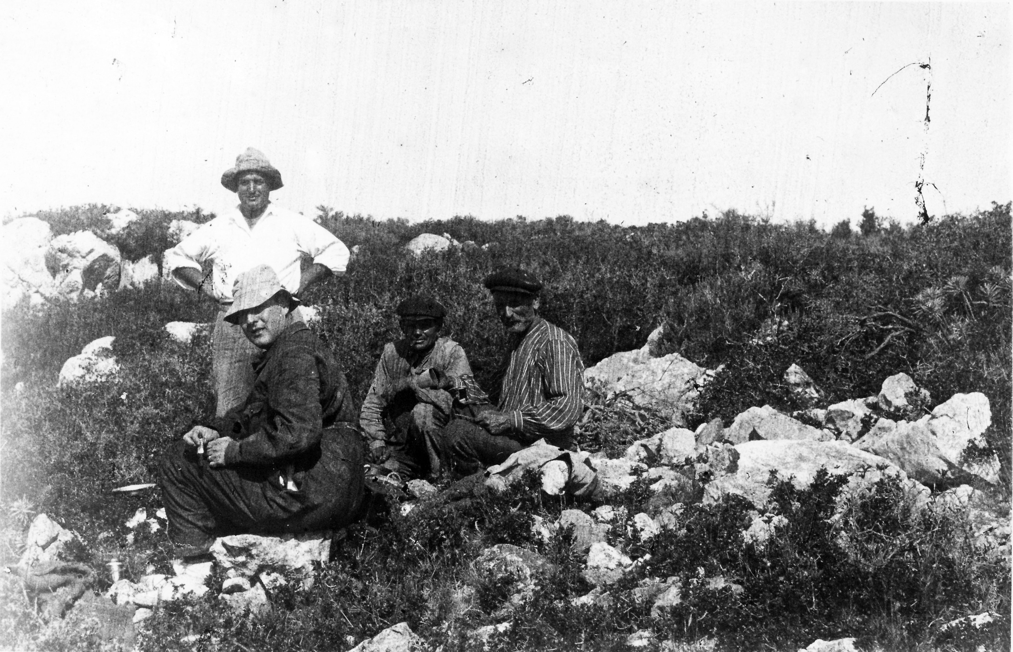 Una Excursió al Montgrí. El Dr Bosch i Gimpera (assegut amb barret), en Lluís Pericot i varis treballadors durant la visita del Montgrí. Dia: 29/08/1925 | © Centre de Documentació del Museu de la Mediterrània