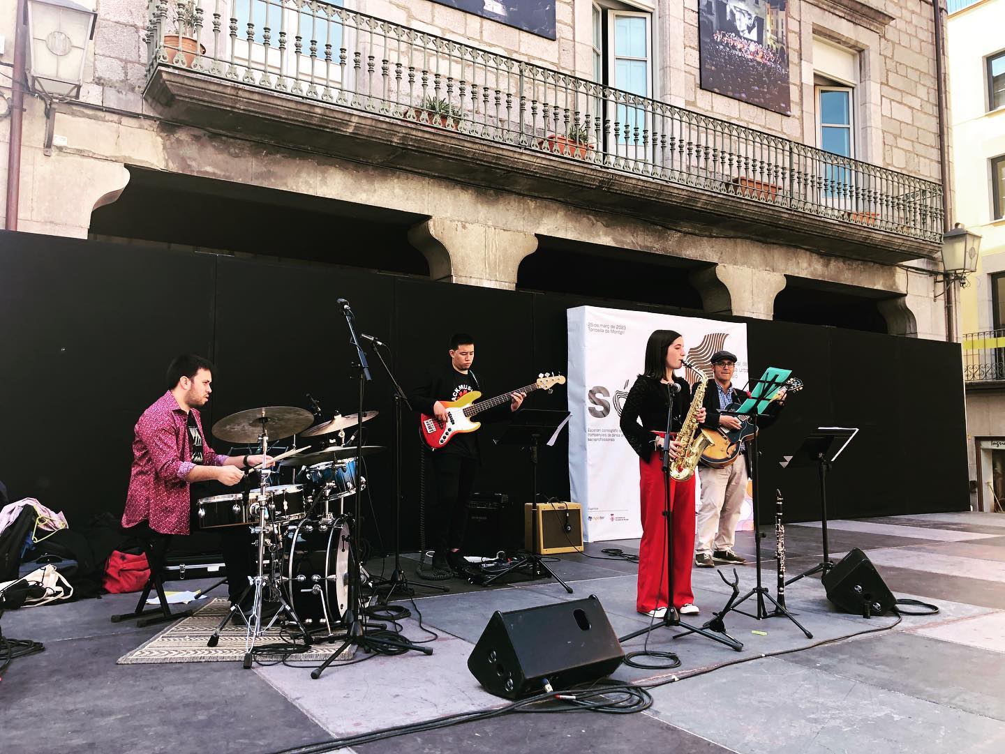 Un joves actuant a la Plaça de la Vila de Torroella de Montgrí