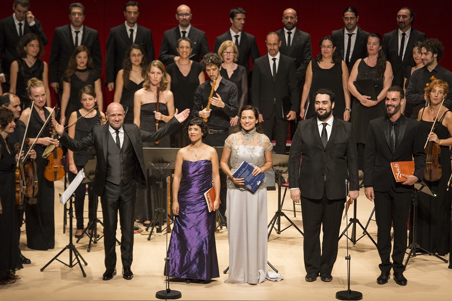 Acadèmia 1750 i Cor de Cambra del Palau de la Música amb director i solistes, d'esquerra a dreta, Josep Vila, Laia Frigolé, Anna Alàs, Víctor Sordo i Pablo Acosta. | © Martí Artalejo