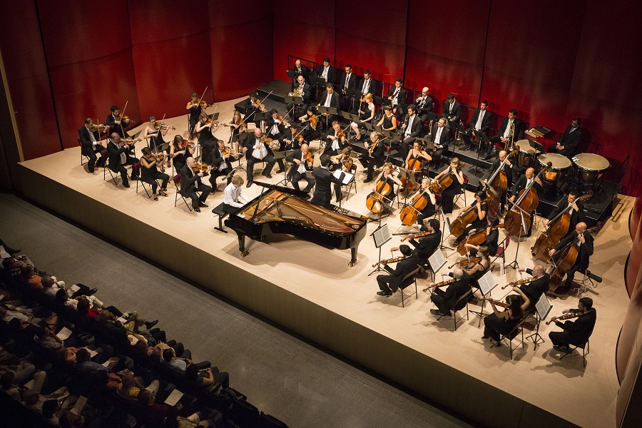L'Orquestra Simfònica del Vallès amb el pianista Jean Lisiecki | © Festival de Torroella / Martí Artalejo