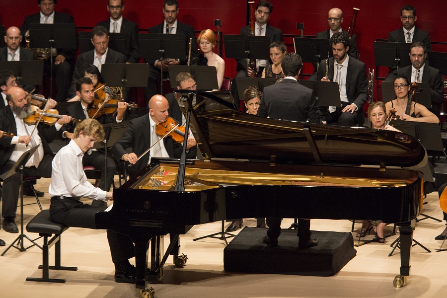 L'Orquestra Simfònica del Vallès amb el pianista Jean Lisiecki | © Festival de Torroella / Martí Artalejo
