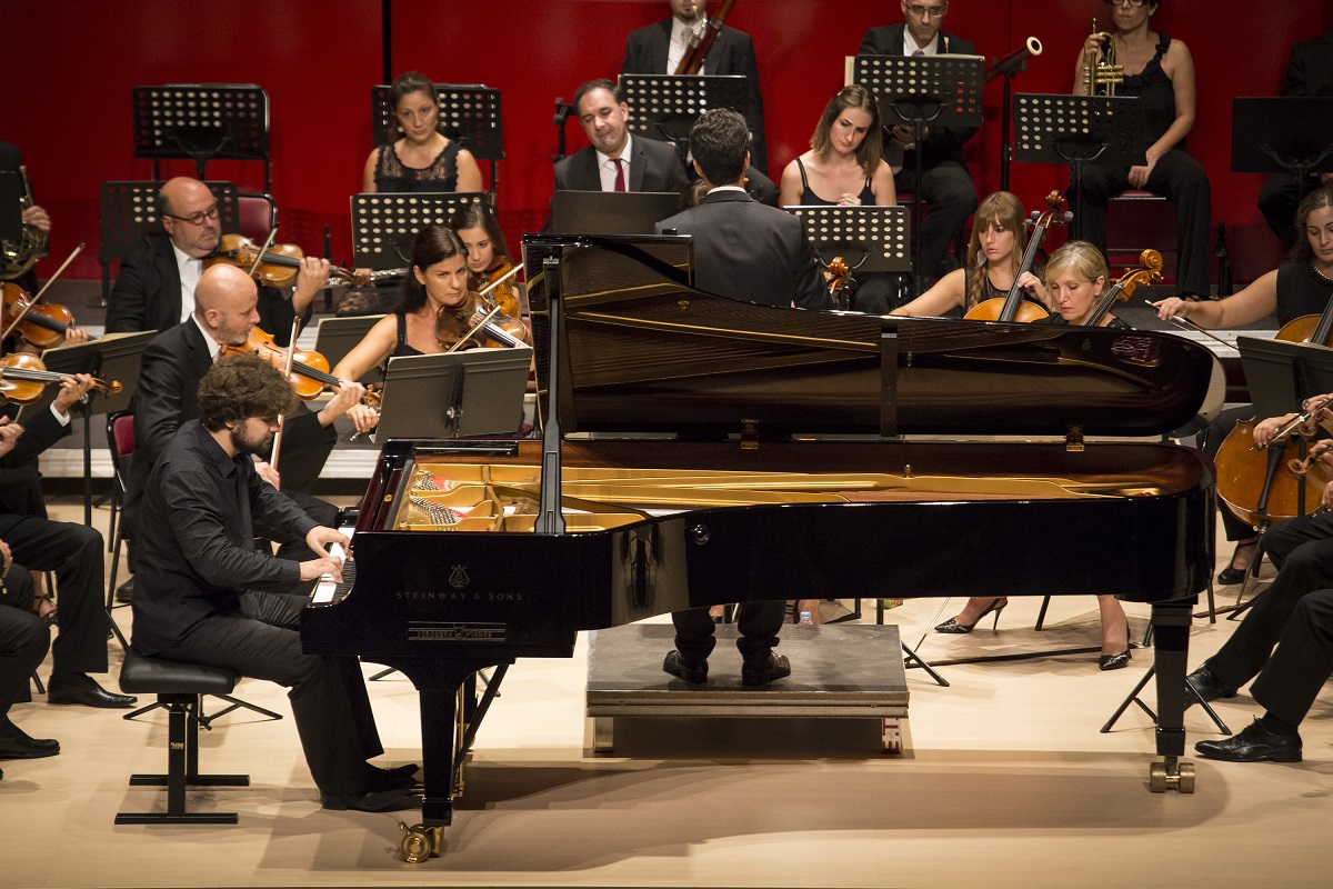 Orquestra Simfònica del Vallès i Lukas Geniusas. | © MARTÍ  ARTALEJO / FESTIVAL DE TORROELLA