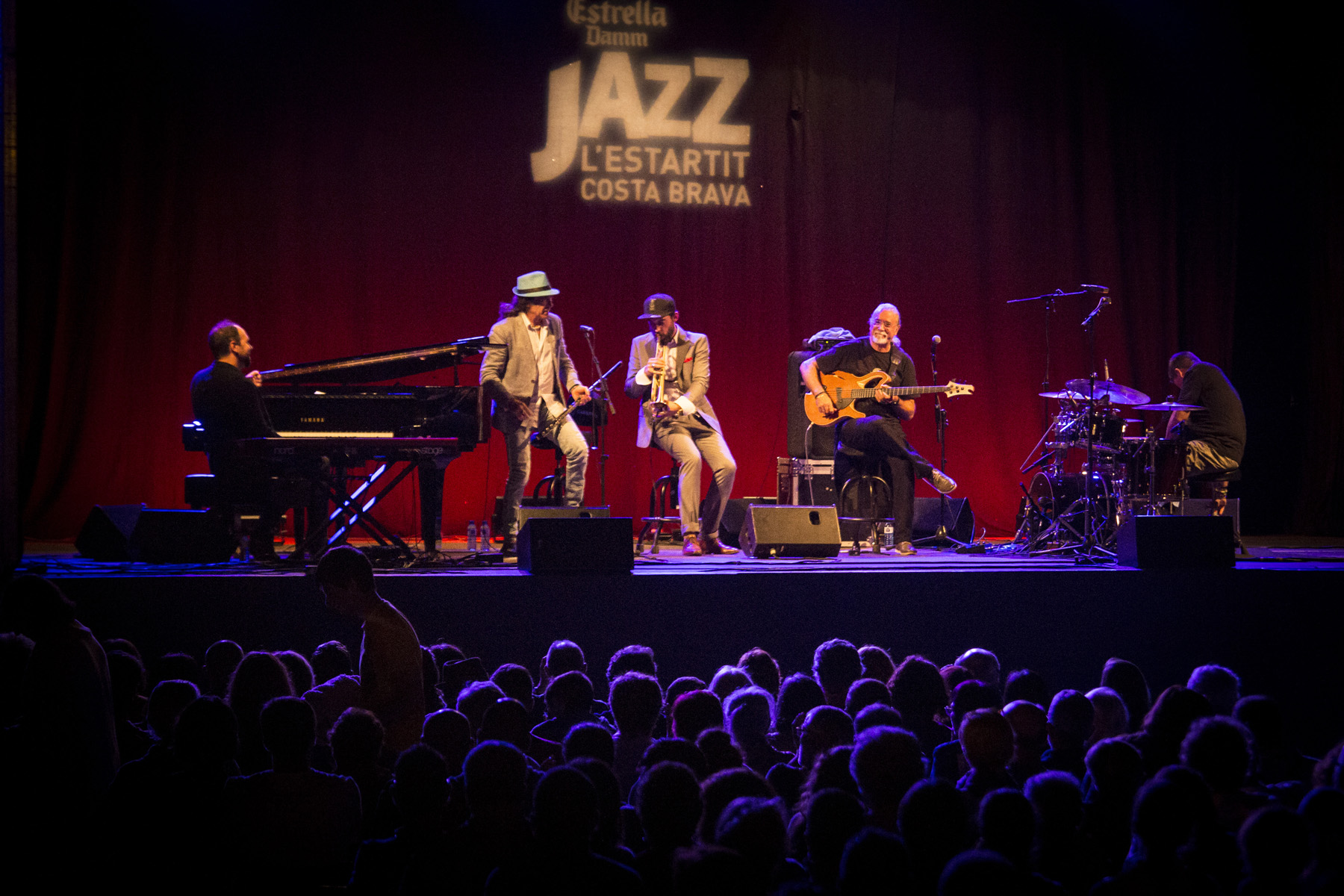 Carles Benavent Trio amb Jorge Pardo i Raynard Colom. | © Martí Artalejo / Jazz Festival l'Estartit