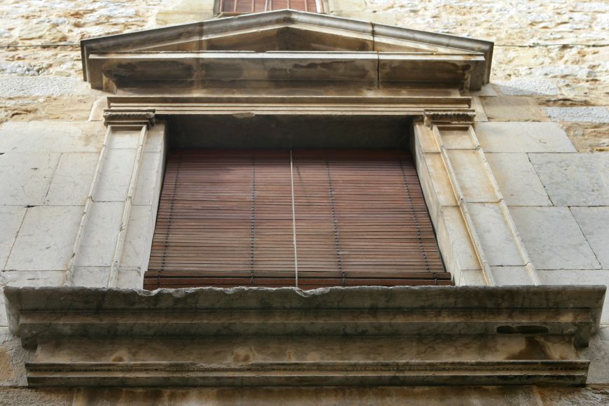 Torroella vila reial - finestra neoclà ssica Torroella vila reial - finestra neoclà ssica