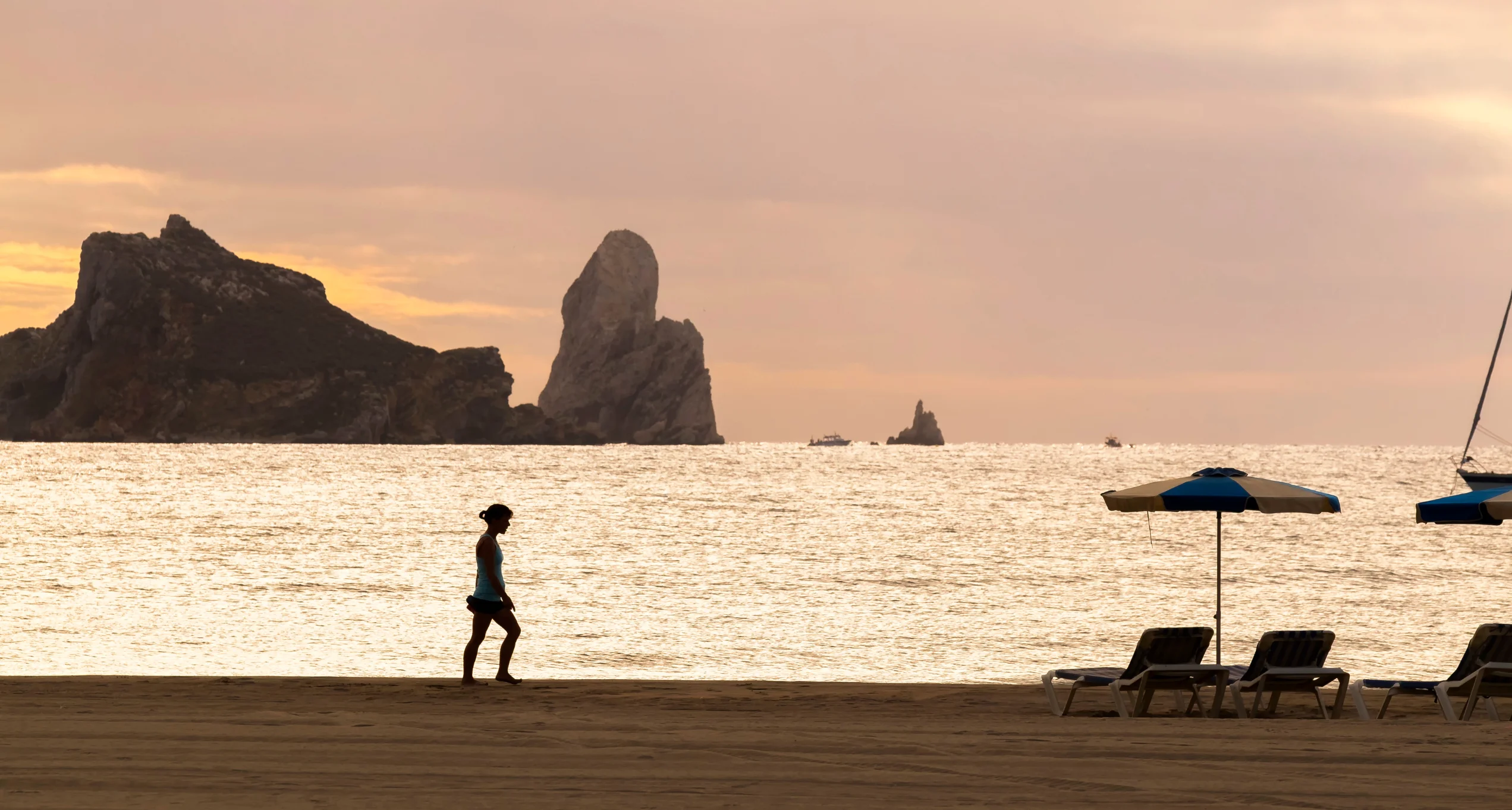 Passejant per la platja de l'Estartit | © Ajuntament de Torroella de Montgrí