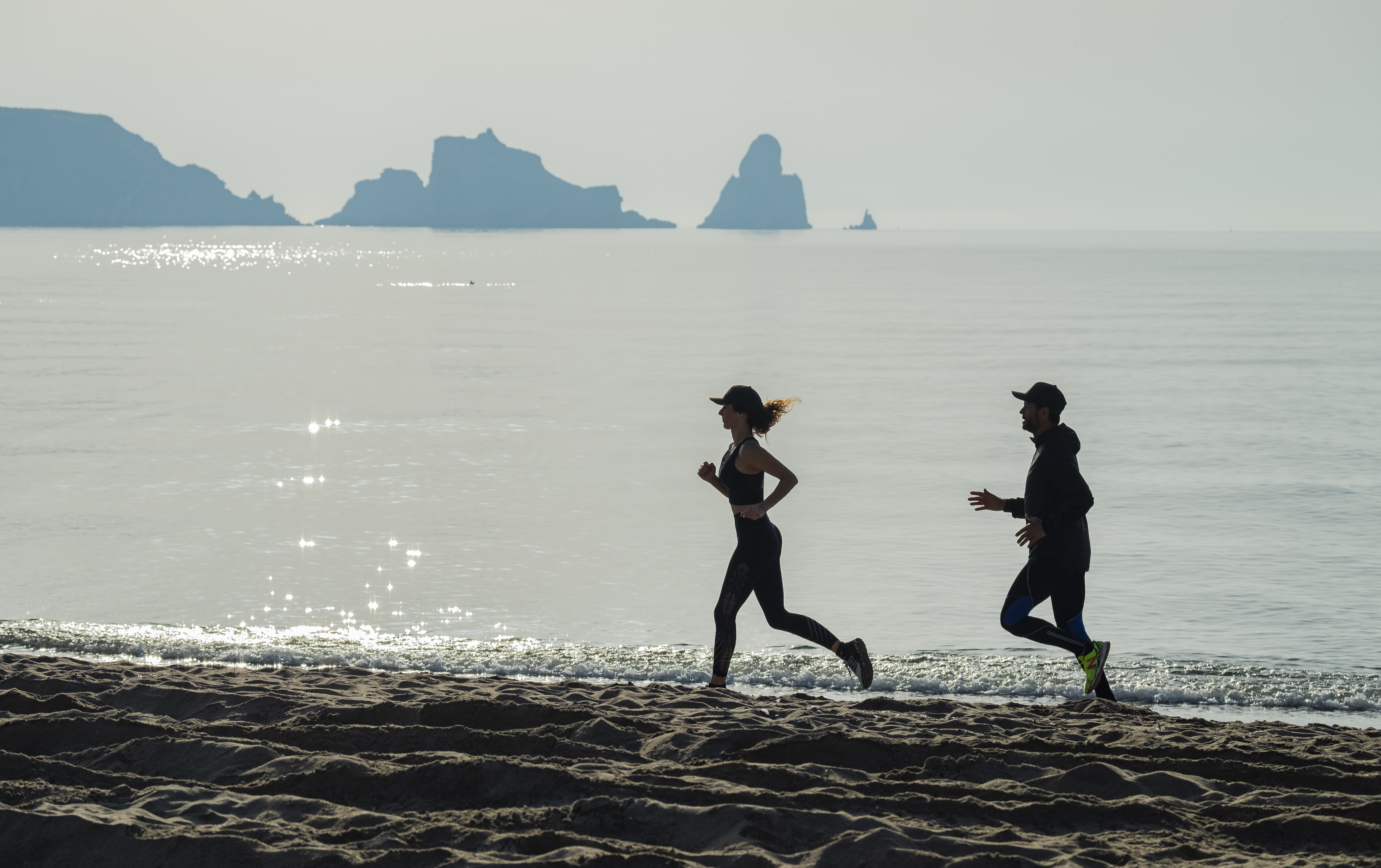 Una parella corre per la platja de l'Estartit | © Jordi Renart