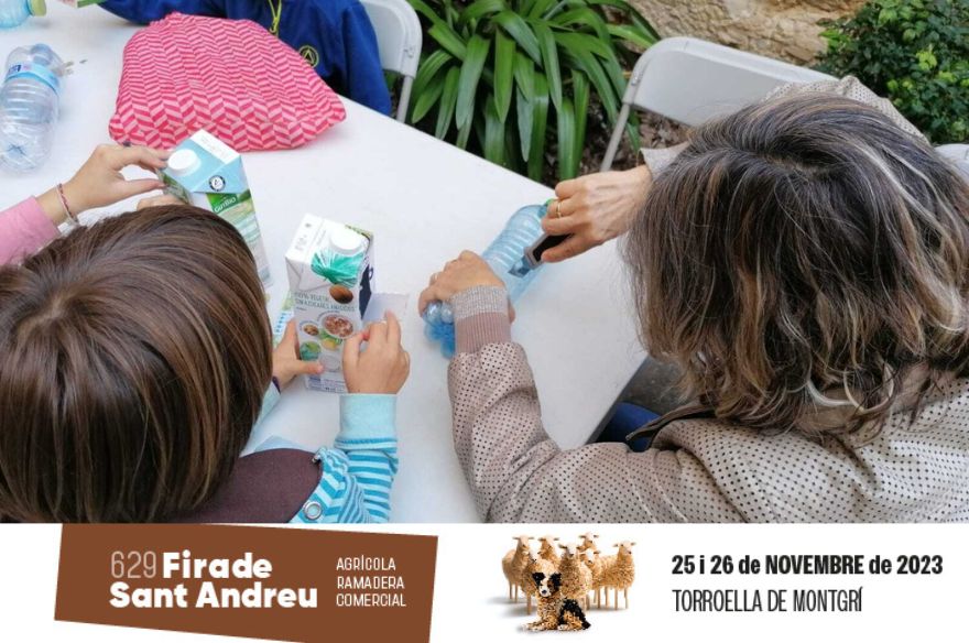 Uns nens participant al taller de menjadores d'ocells | © Gisfera