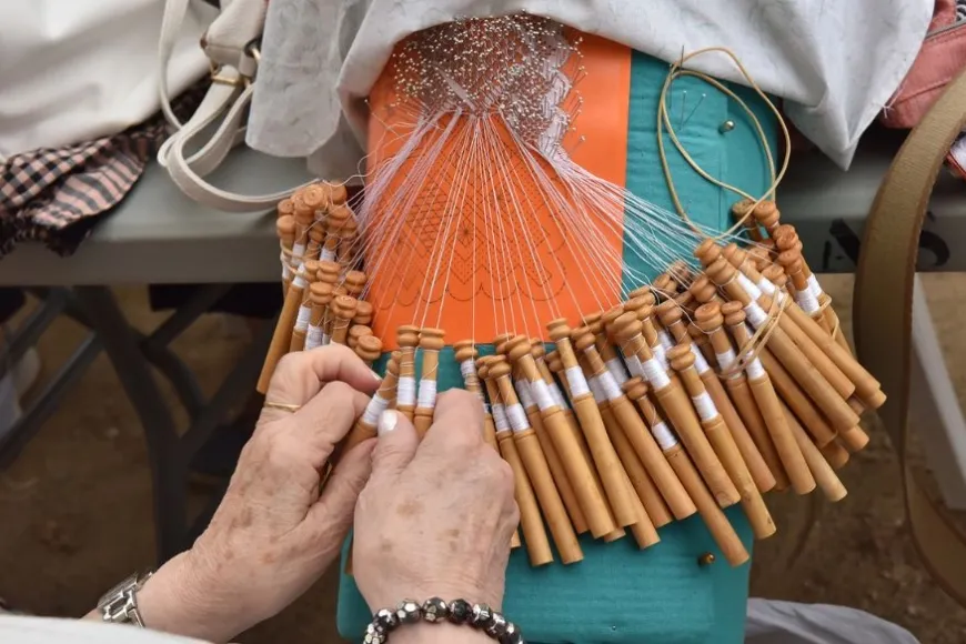 Una puntaire fent puntes de coixí | © Ajuntament de Sant Cugat del Vallès / Lllic. Creative Commons Una puntaire fent puntes de coixí | © Ajuntament de Sant Cugat del Vallès / Lllic. Creative Commons