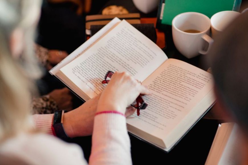 Una lectora amb un llibre obert Una lectora amb un llibre obert