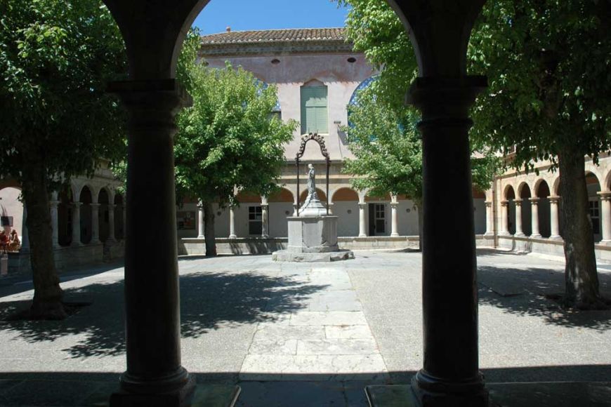 Claustre del Convent dels Agustins de Torroella de Montgrí Claustre del Convent dels Agustins de Torroella de Montgrí