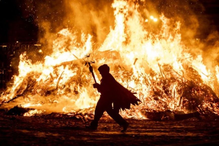 Un diable davant d'una foguera de Sant Joan | © © Xènia Gasull, Festival Ítaca