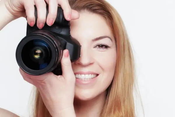 Dona apuntant amb una càmera de vídeo | © Pixabay (Llic. Creative Commons)