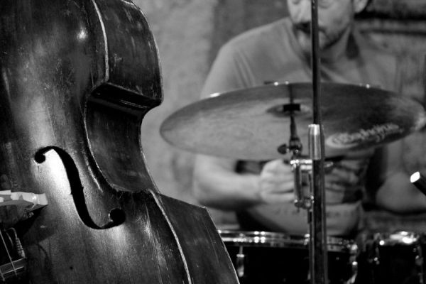 Foto en blanc-i-negre d'un contrabaix uns plats de bateria de jazz
