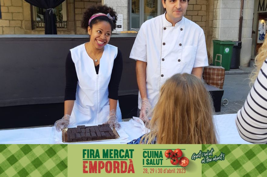 Dos cuiners ofereixen berenar en el marc de la Fira Empordà Cuina i Salut