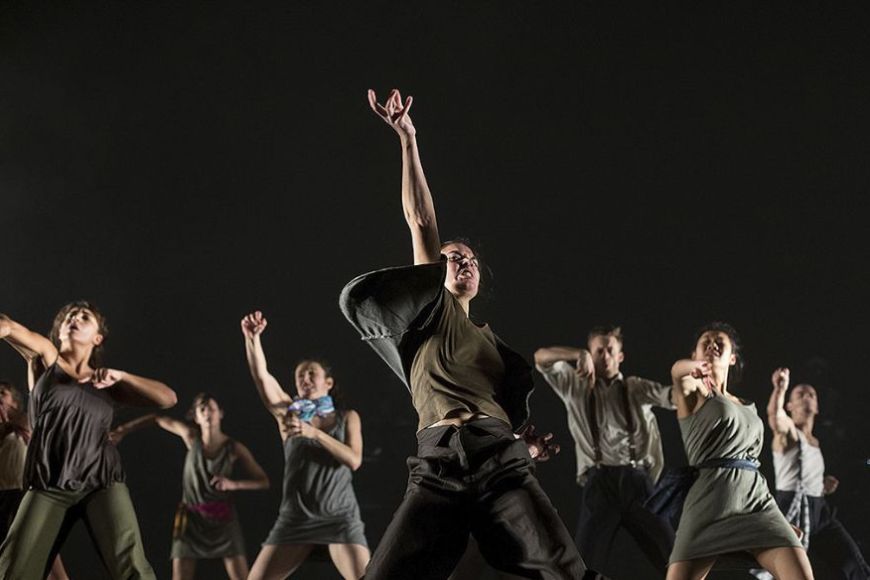 Ballarins damunt l'escenari participant a Seeds | © Companyia Cobos Mika Ballarins damunt l'escenari participant a Seeds | © Companyia Cobos Mika