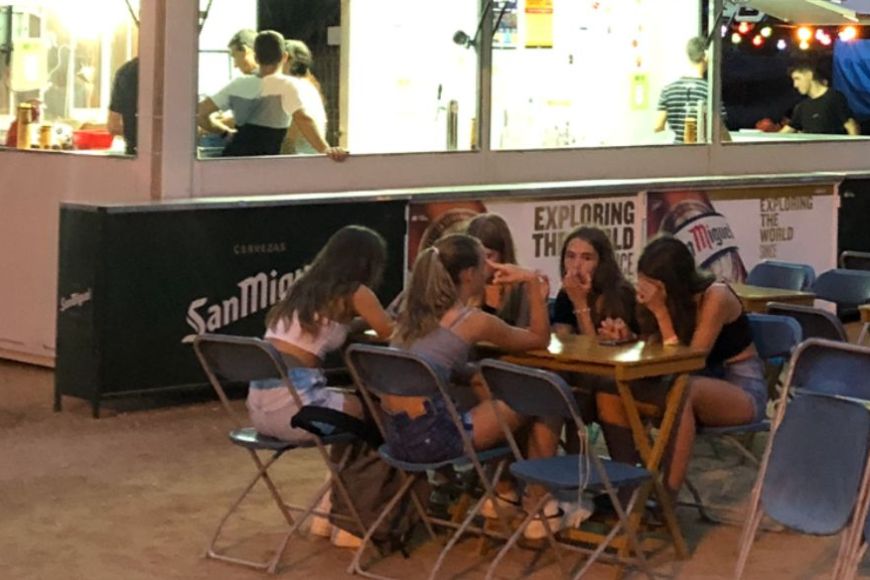 Un grup de noies sopa a les Barraques | © Ajuntament de Torroella de Montgrí Un grup de noies sopa a les Barraques | © Ajuntament de Torroella de Montgrí