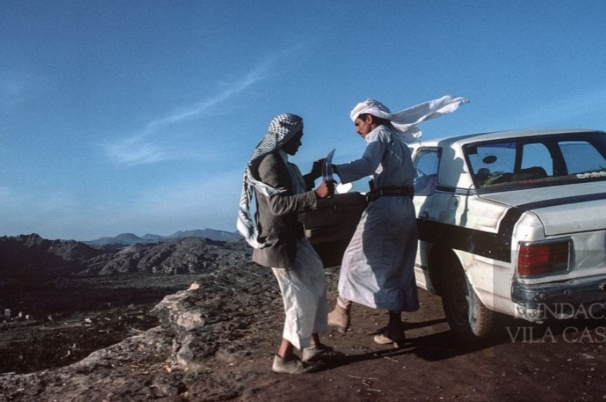 Dues persones amb turbant al cap i un ganivet. Foto de l'exposició de Marta Sentís | © Fundació Vila Casas