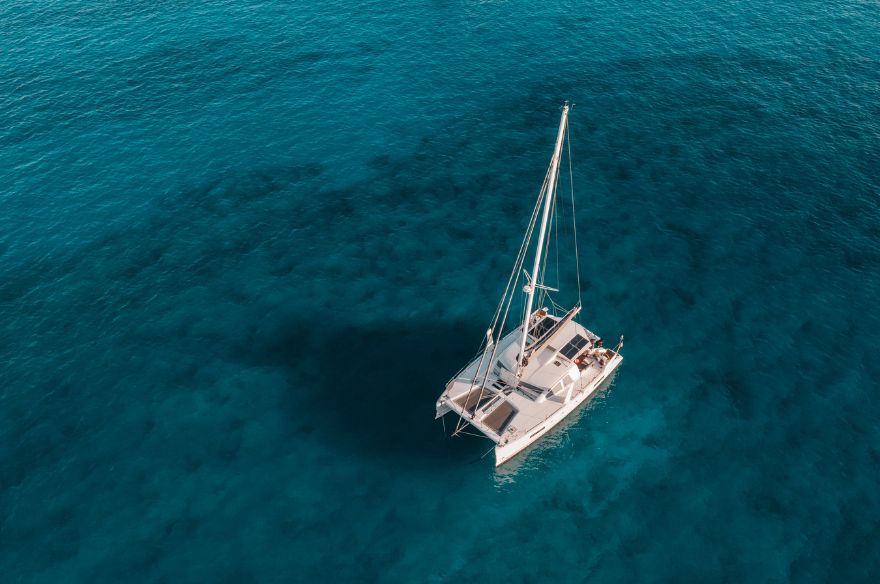 Un catamarà a mig del mar