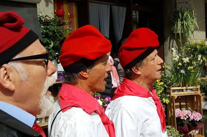 Tres homes cantant caramelles | © Agrupació Coral Anselm Violo (Facebook)