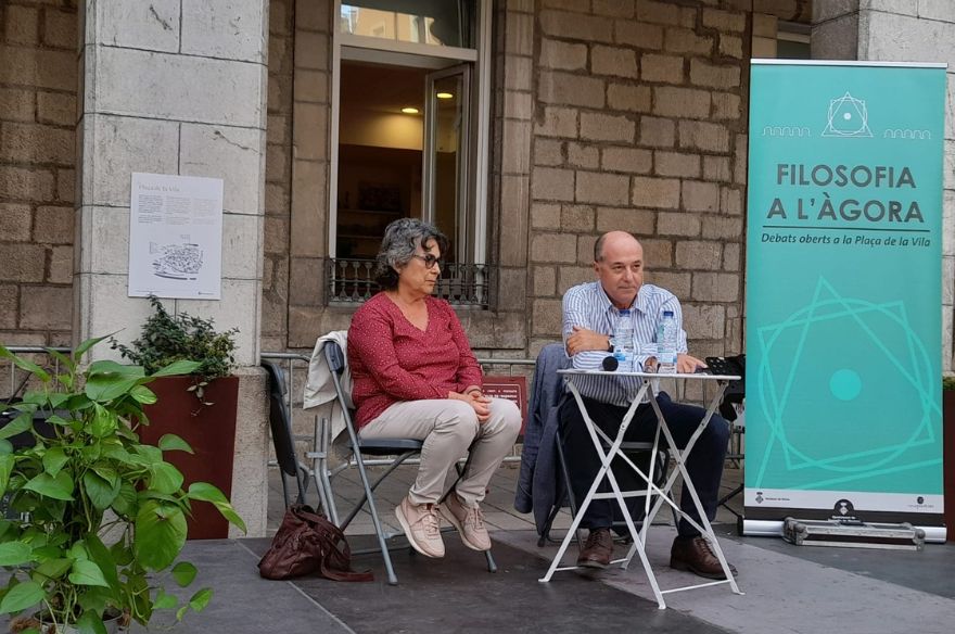 La regidora d'Educació i un conferenciant en una jornada de Filosofia a l'Àgora | © Ajuntament de Torroella de Montgrí