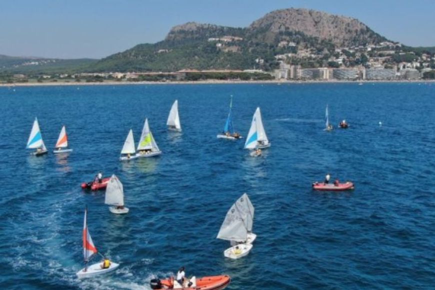 Diversos velers navegant a les aigües de l'Estartit