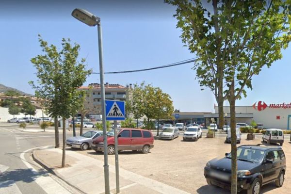 Aparcament de sorra de l'entrada de Torroella de Montgrí, davant del Carrefour Aparcament de sorra de l'entrada de Torroella de Montgrí, davant del Carrefour