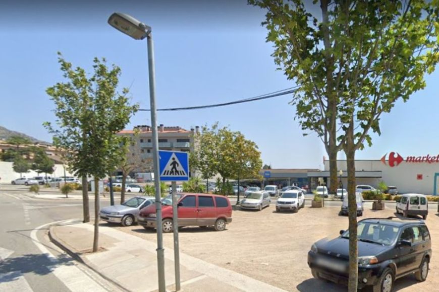 Aparcament de sorra de l'entrada de Torroella de Montgrí, davant del Carrefour Aparcament de sorra de l'entrada de Torroella de Montgrí, davant del Carrefour
