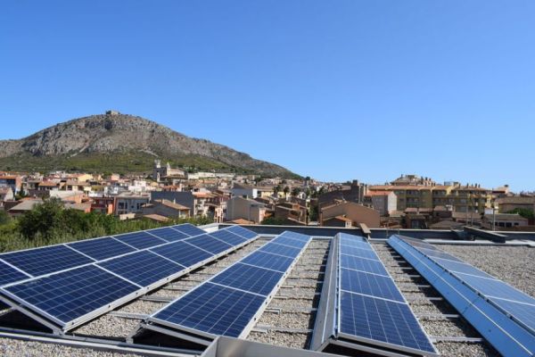 Una instal·lació de plaques solars amb el Montgrí de fons | © Ajuntament de Torroella de Montgrí