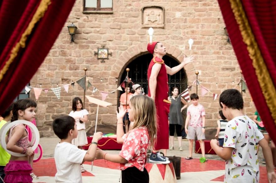 Moi Jordana fent l'espectacle cirsenc amb malabars | © Companyia de Circ de Moi Jordana