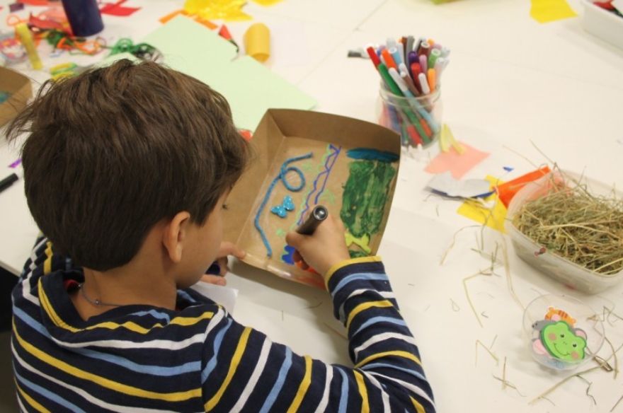 Un nen pintant en una activitat artística | © Fundació Vila Casas - Palau Solterra