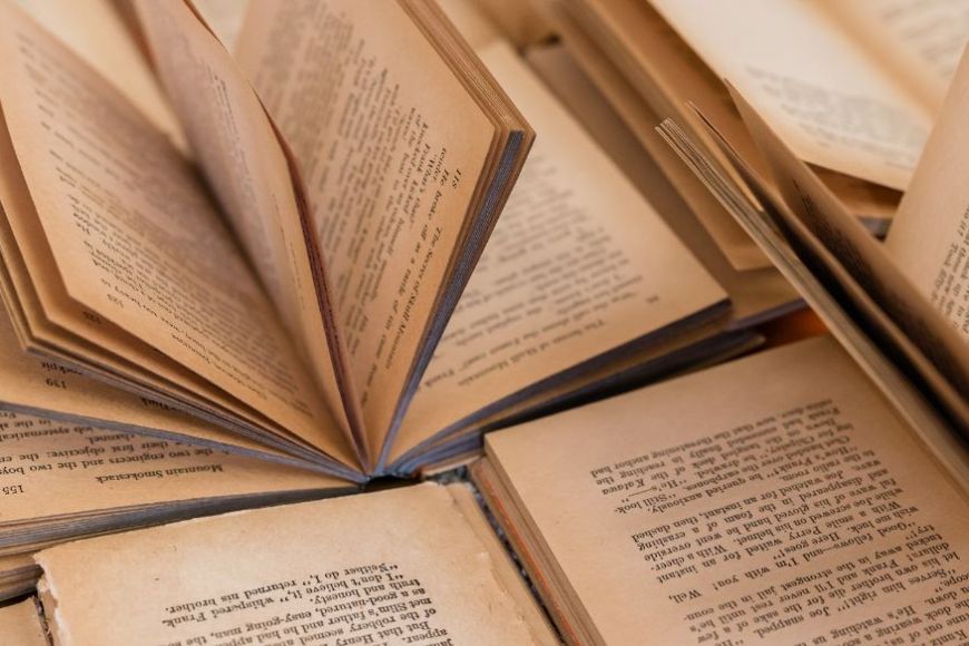 Diversos llibres oberts Diversos llibres oberts