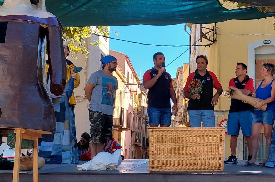 Acte de vestir gegants de la FM Sant Genís