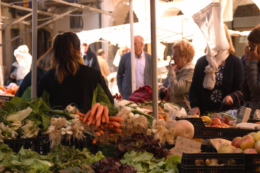 Mercat a la Plaça de la Vila Mercat a la Plaça de la Vila