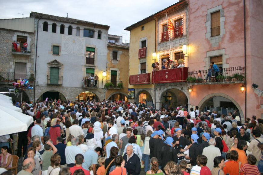 Plaça de la Vila de Torroella de Montgrí Plaça de la Vila de Torroella de Montgrí