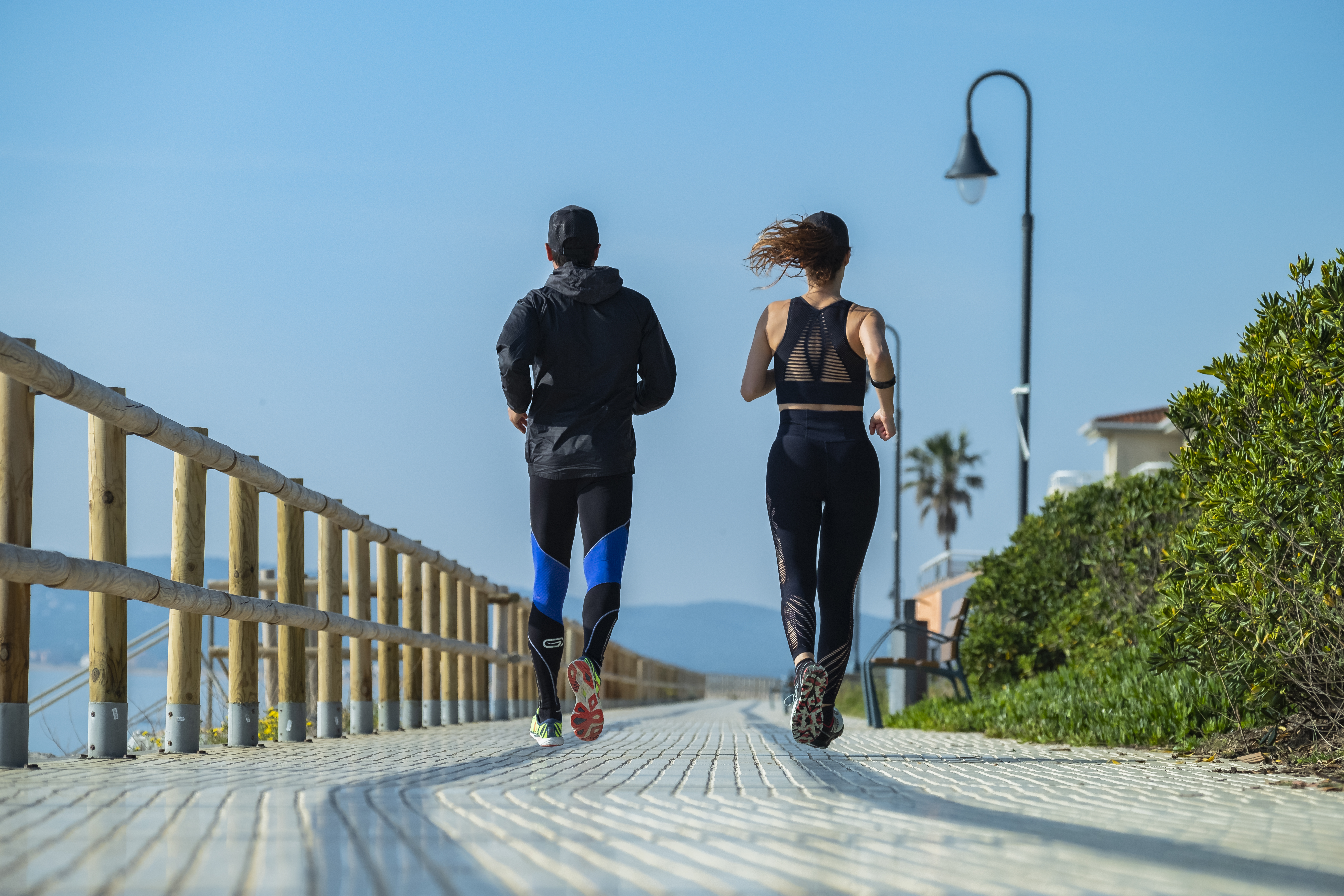 Una parella corre pel passeig Marítim de l'Estartit | © Jordi Renart