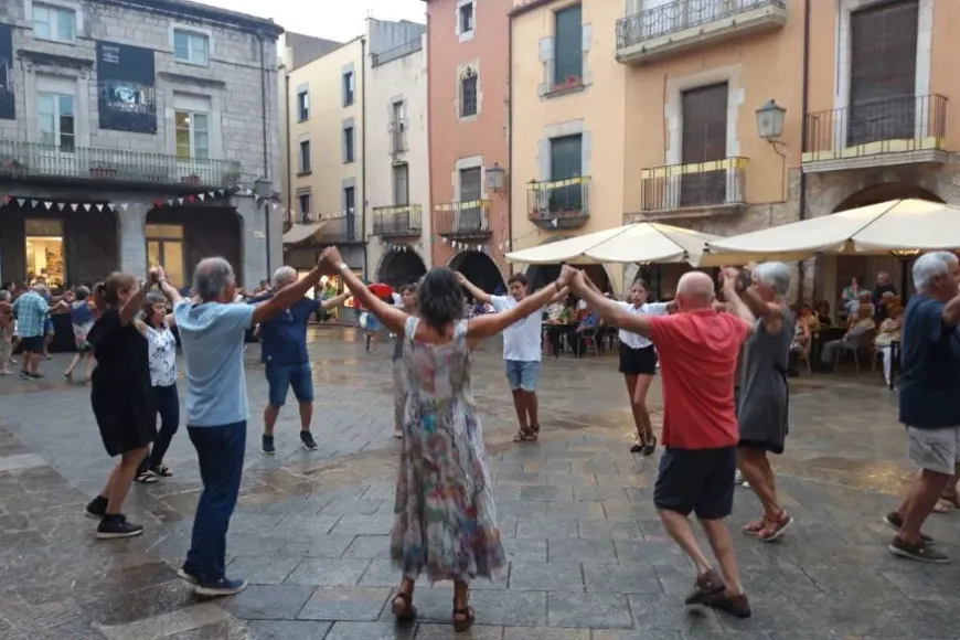 Ballada de sardanes a la Plaça de la Vila de Torroella de Montgrí | © Ajuntament de Torroella de Montgrí Ballada de sardanes a la Plaça de la Vila de Torroella de Montgrí | © Ajuntament de Torroella de Montgrí