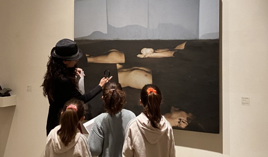 Unes nenes participen a la gimcama del Rei Carnestoltes