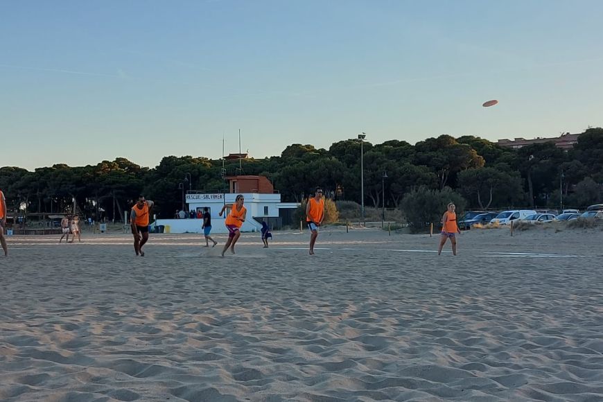 Un grup de persones juguen a frisbee a la platja de l'Estartit Un grup de persones juguen a frisbee a la platja de l'Estartit