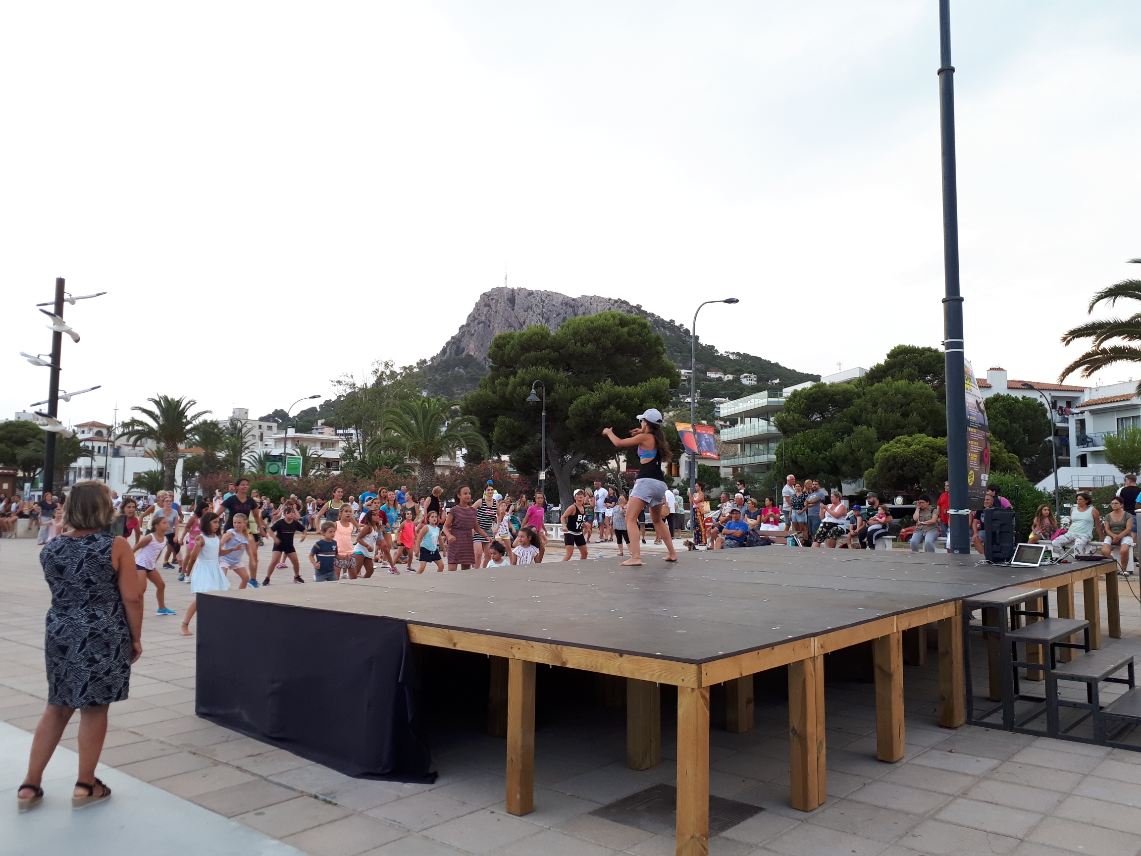 Classe de Zumba a la plaça de la Llevantina
